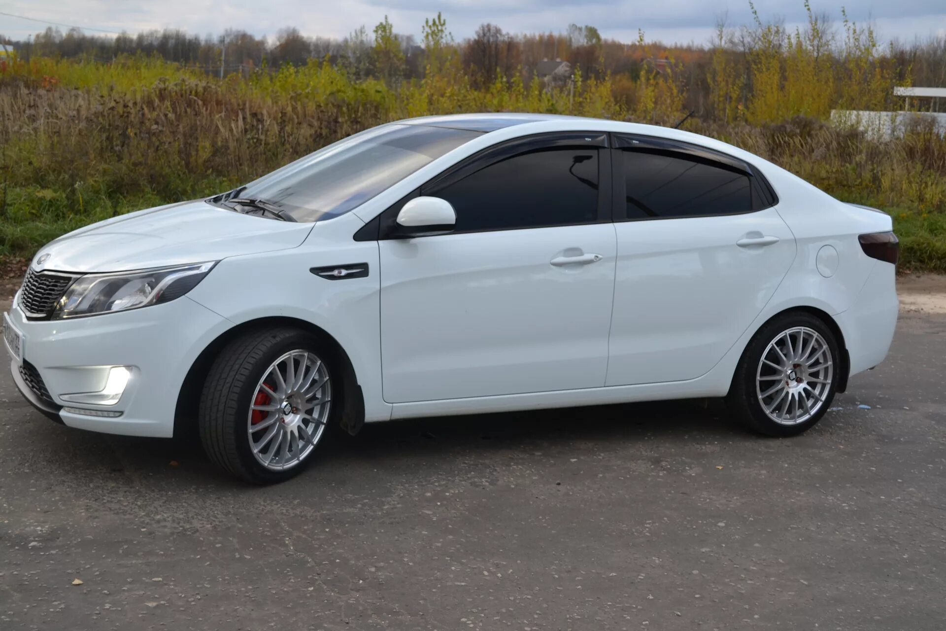 Киа рио 3 на 16. Kia Rio r16. Kia Rio 3 диски r16. Kia Rio 4 r16. White Kia Rio r16.