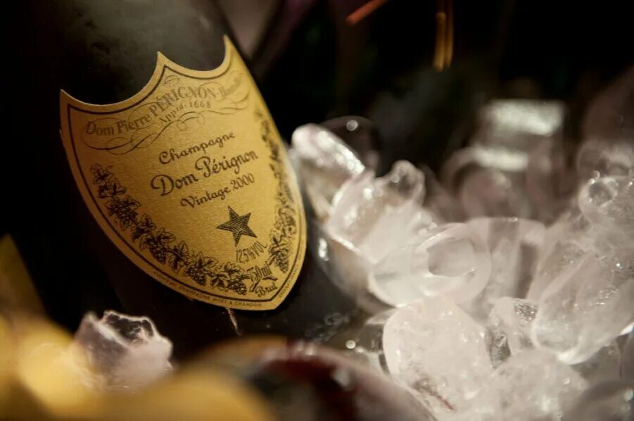 Глоток шампанский. Champagne dom Perignon. Шампанское Франция Дон Пиринен. Коньяк Дон Периньон. Dom Perignon винодельня.