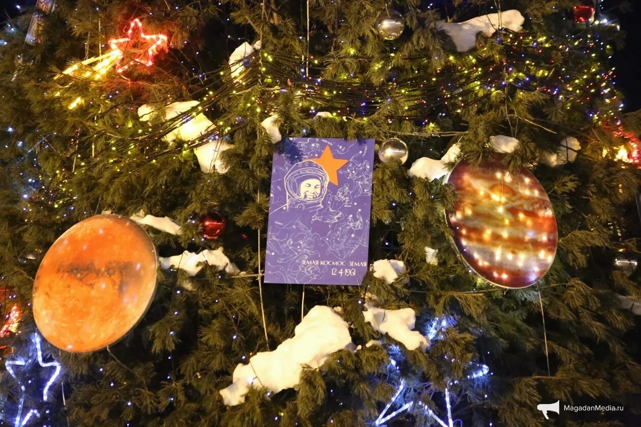 Во сколько в магадане новый год. Новогодний магадан 2025 фото. магадан новогодняя елка 2025 год вступает носов. новогодний магадан 2025 фото. магадан новый год.