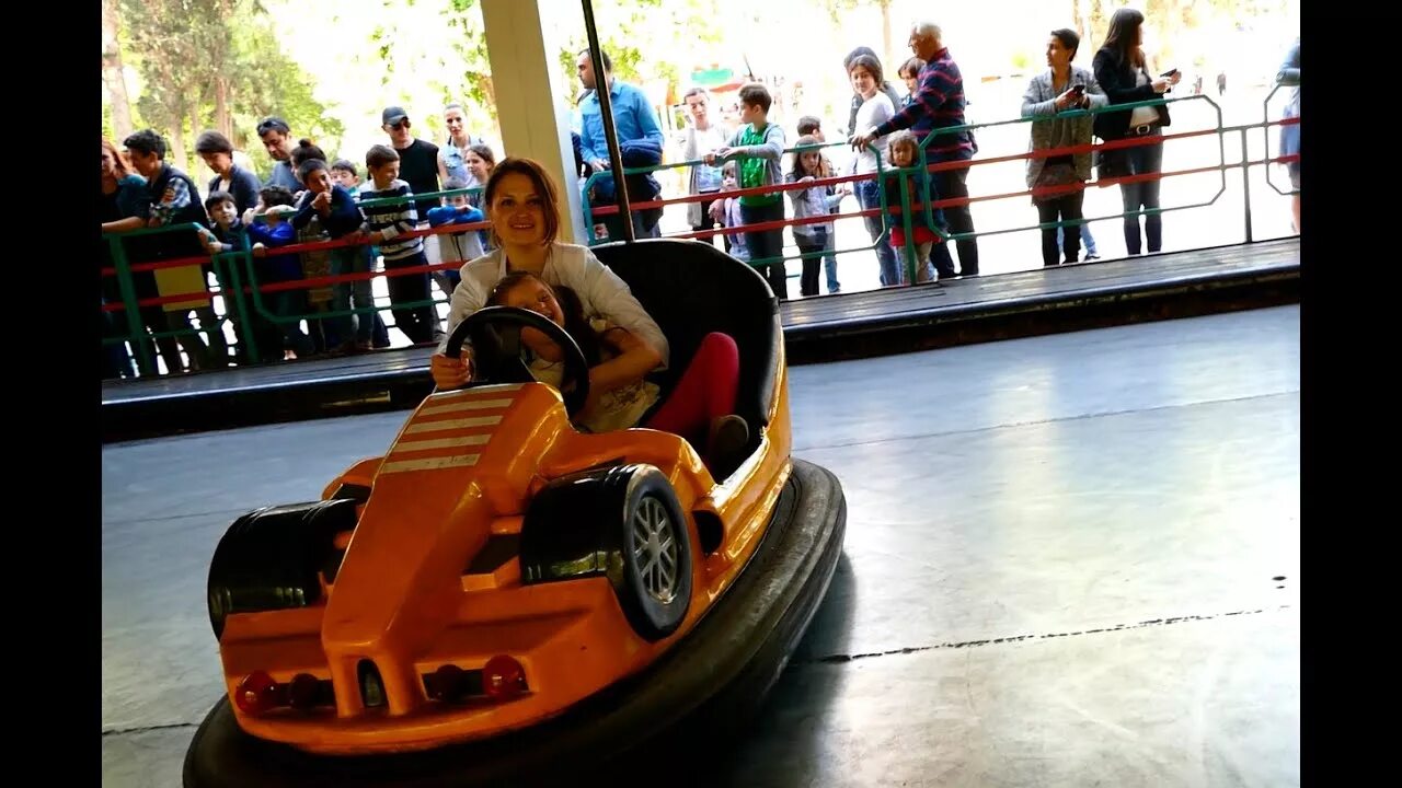 Катание на больших машинах. Автодром крутые гонки диво остров. Bumper cars аттракцион. Катание на больших машинах. Аттракцион автодром в парке горького.