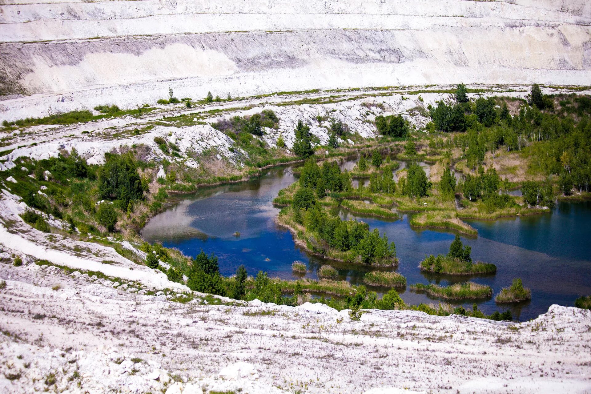 Вольск каньон меловой каньон. Меловой карьер вольск. Заброшенный карьер цементного завода в вольске. Вольск меловые горы. Заброшенный карьер цементного завода «красный октябрь».