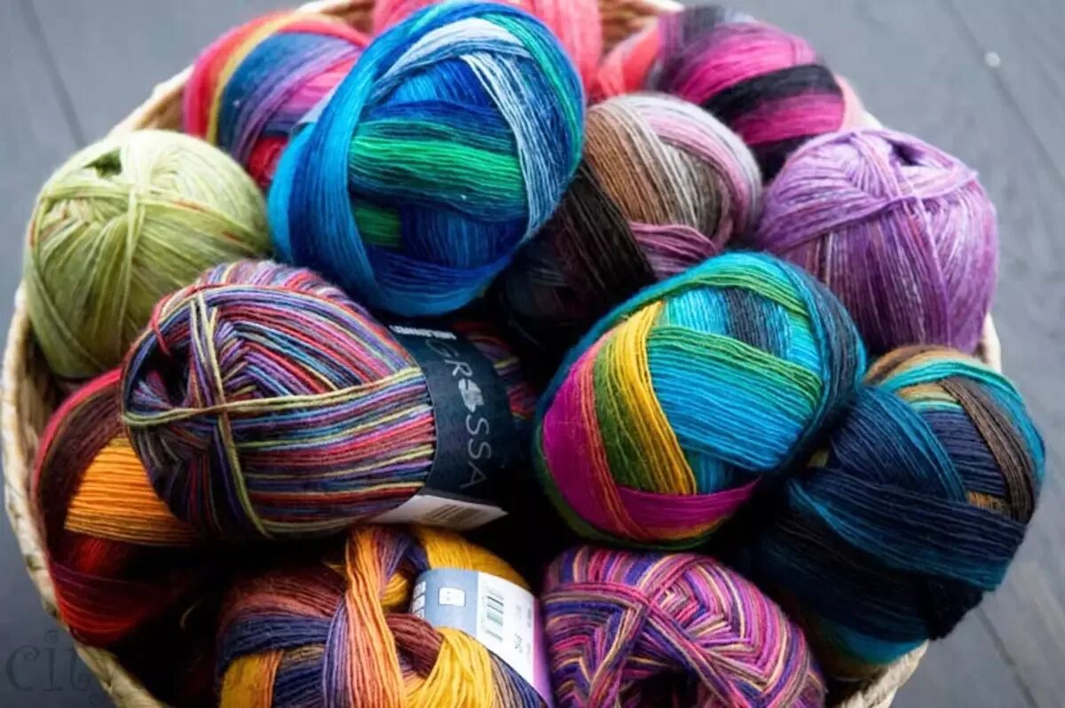 Типы ниток. Разноцветные нитки. Пряжа. Нитки для вязания. Разноцветная пряжа.