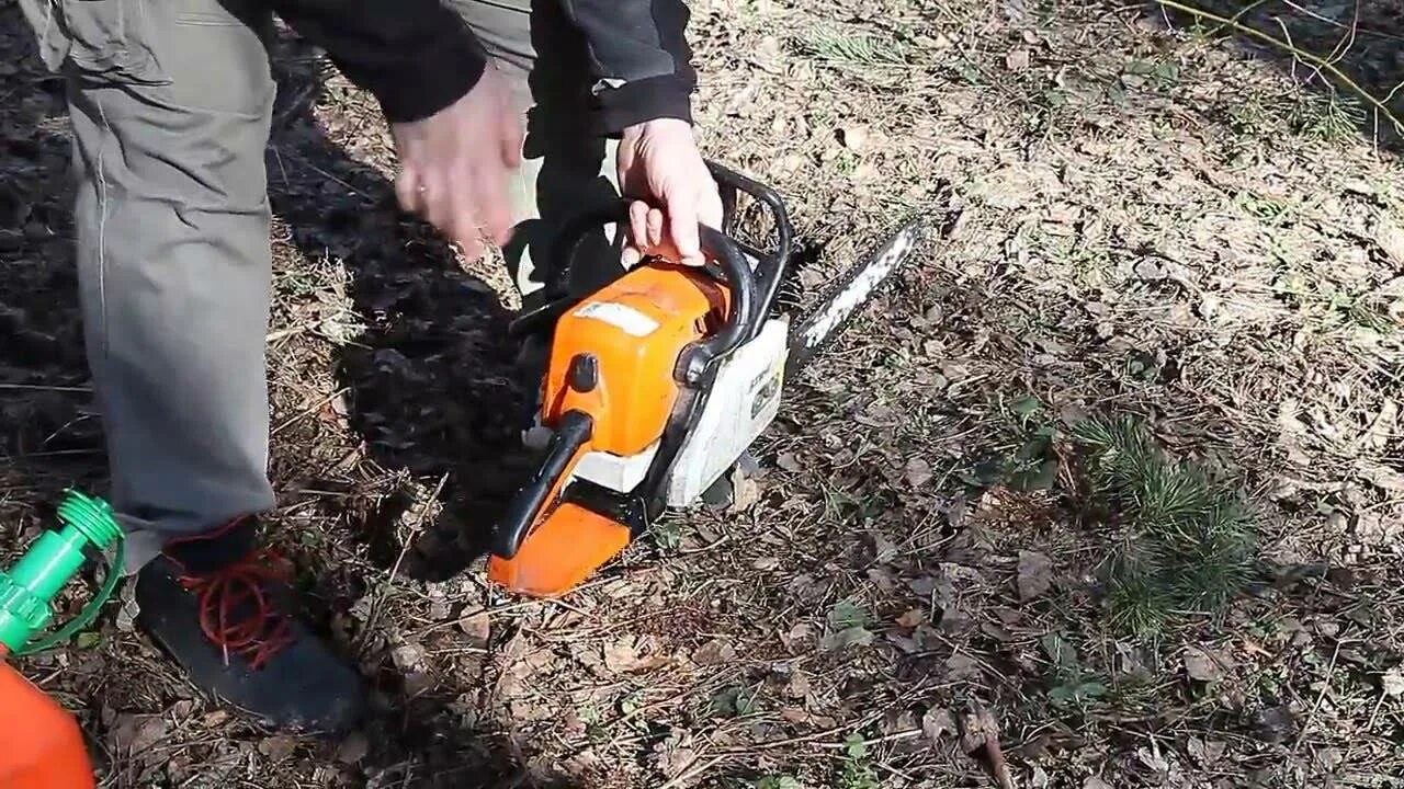 Обкатка штиль. Stihl MS 250 бензопила заводим. Завести бензопилу штиль мм 170. Заводка бензопилы штиль. Бензопила штиль МС 180 запуск.