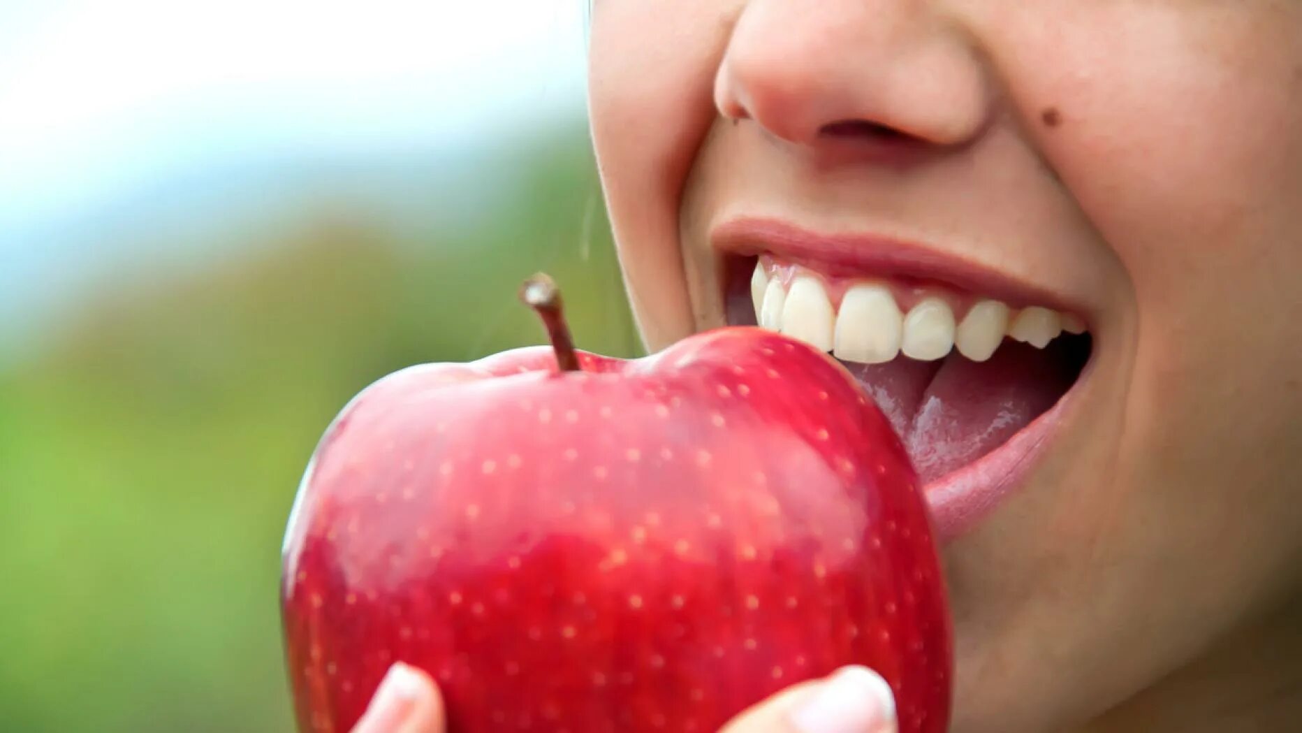 Обгрызенное яблоко как правильно. Кусает яблоко. Кушает яблоко. Красивые зубы с яблоком. Человек откусывает яблоко.
