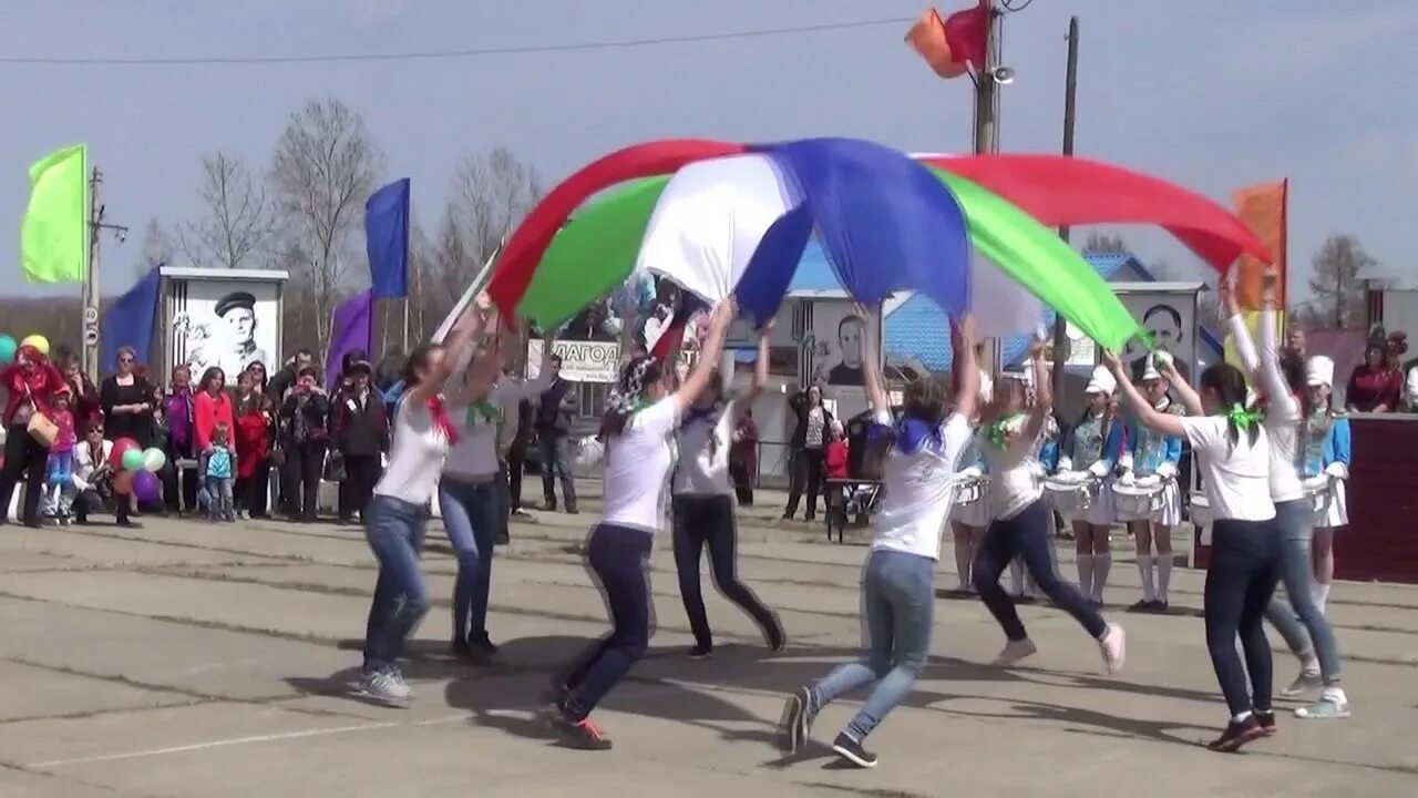 Танец на 9 мая в начальной школе. Танец с полотнами на 9 мая. Танец с флажками на 9 мая. Танец на девятое мая с лентами. Танец с лентами к Дню Победы.