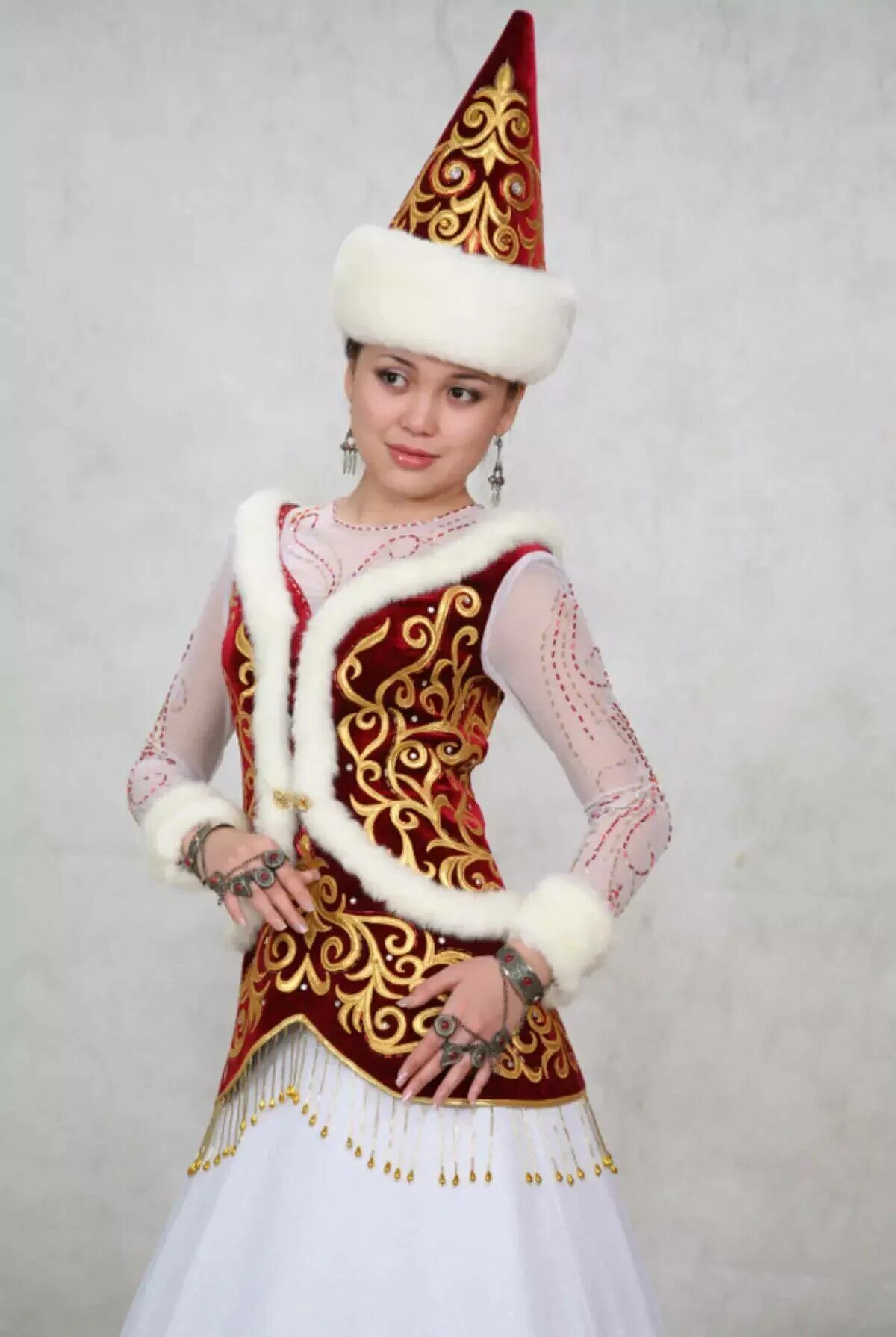 Национальные костюмы казахов камзол. Казахская Национальная одежда казахская Национальная одежда. Казахская Национальная одежда саукеле. Казахский национальный костюм Батырхан. Казахский костюм купить