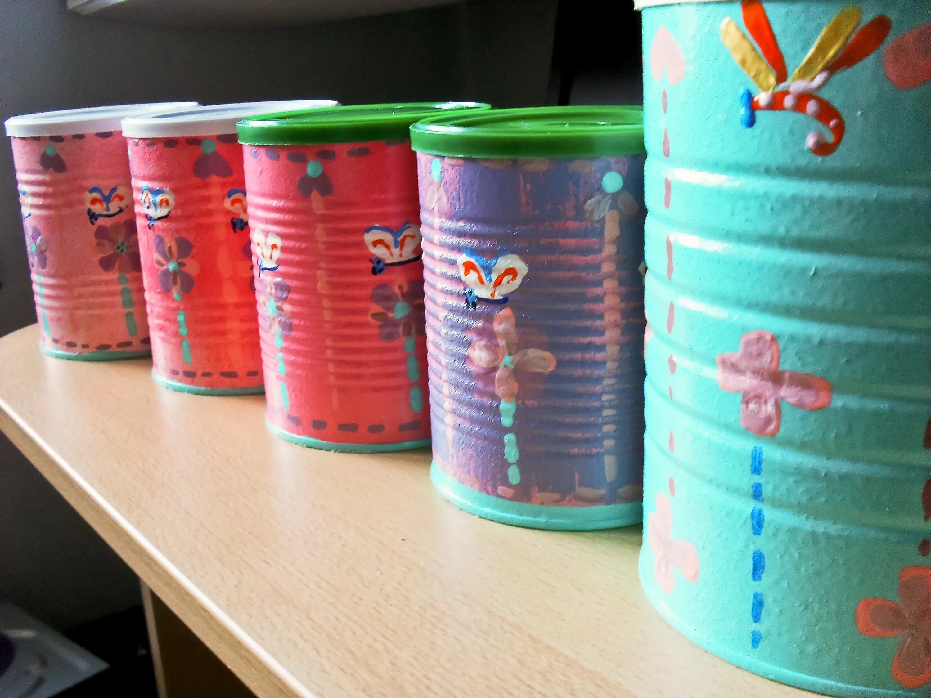 декор жестяных банок. поделки из жестяных банок. поделки из консервных банок. подсвечник из жестяной банки. поделка из жестяной банки.