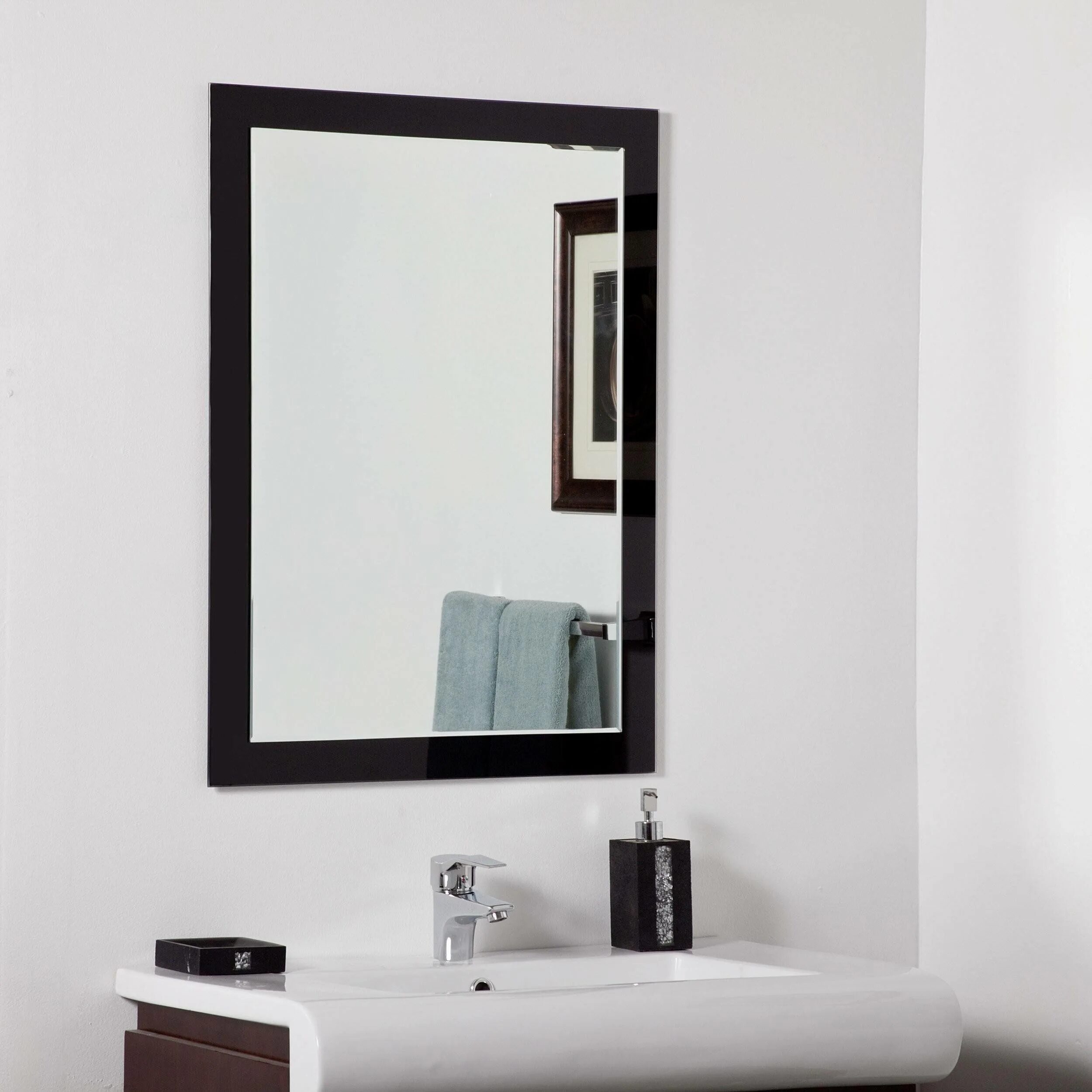 Зеркало в рамке в ванную. Зеркало в ванную прямоугольное. Зеркало в черной раме в ванную. Зеркало в ванную чернок. Зеркало в ванную с черной рамкой.
