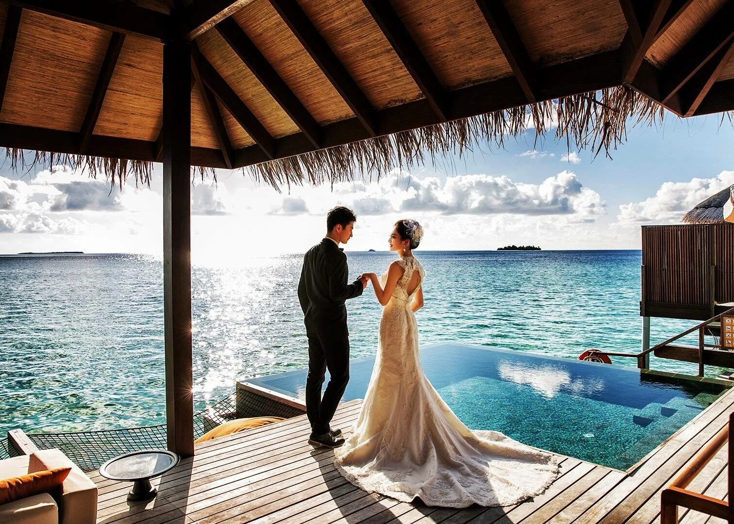 Предложение на берегу океана. Молодожены на Мальдивах. Emerald Maldives Resort & Spa Свадебная церемония. Свадьба на острове. Свадьба на островах для двоих.