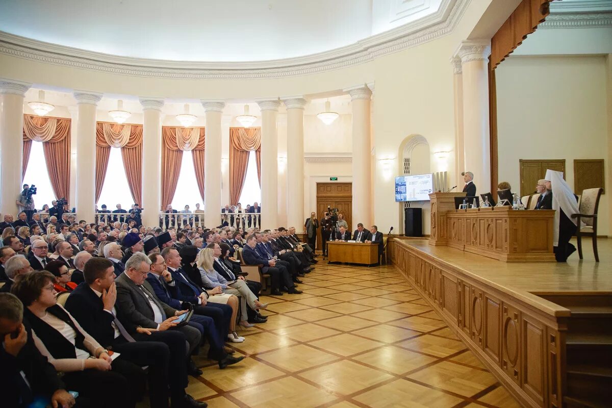 Сайт губернатора и правительства белгородской. Зал заседаний областной Думы Белгородской области. Областная администрация Белгород. Белгородская областная Дума здание.