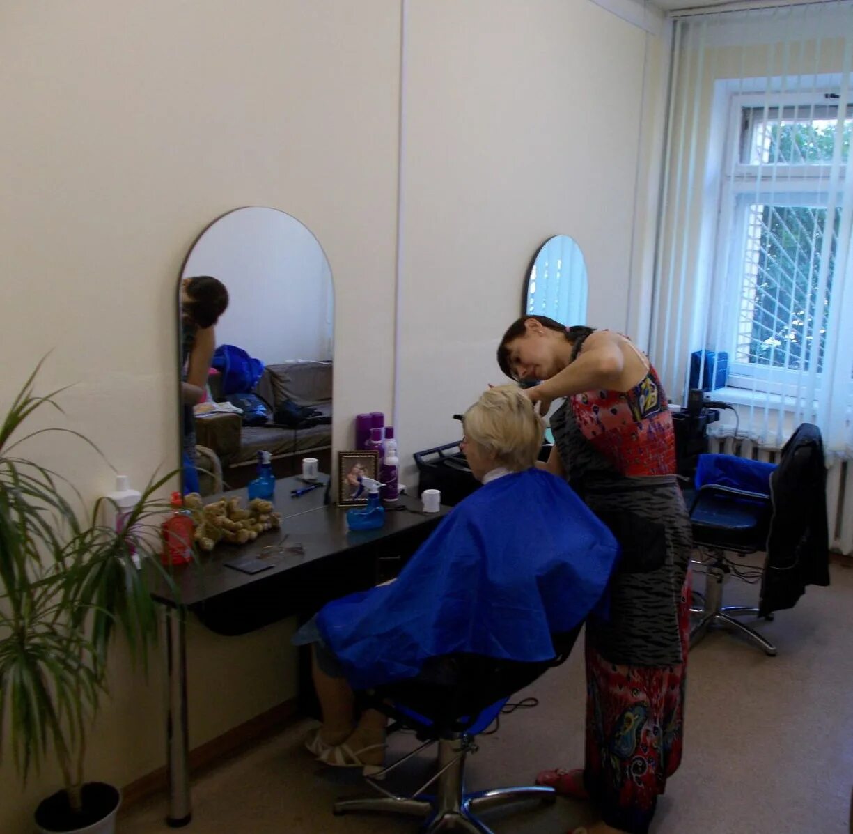 Парикмахерская для пенсионеров. Бабушка в парикмахерской. Социальная парикмахерская услуги. Социальный парикмахер. Социальный парикмахер.