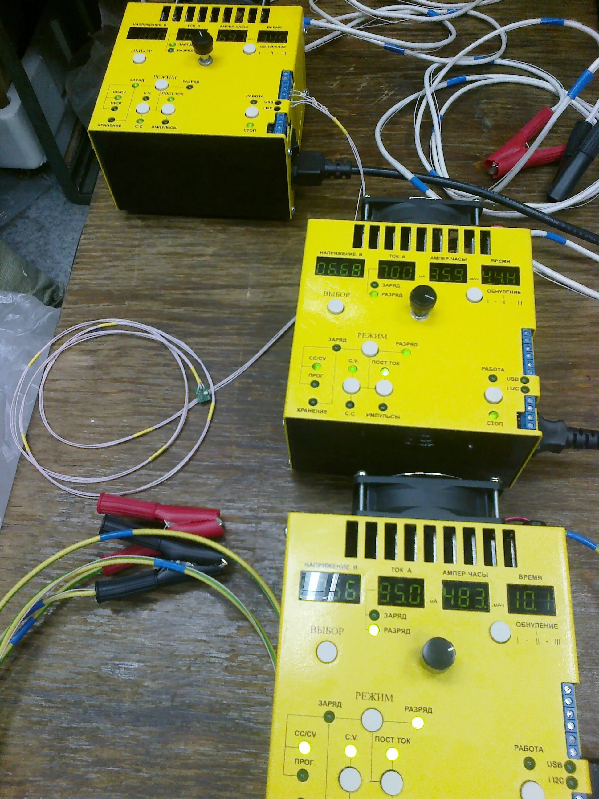 Зарядное сорокин 12. Тест зарядка. Как проверить зарядное устройство для телефона мультиметром. Тест зарядных. Оборудование для восстановления аккумуляторных батарей.
