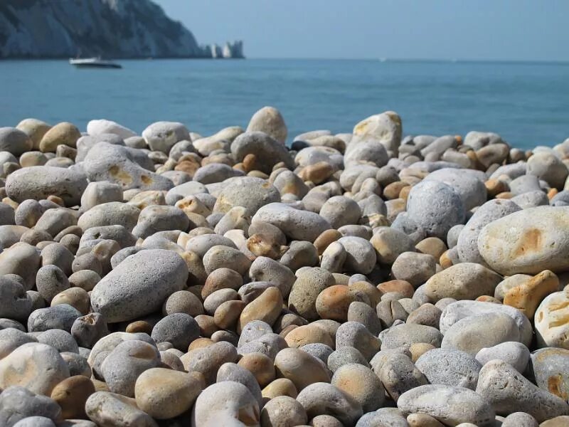 Stone турция. Галечный пляж в Турции. Галечный пляж Ореанда. Турция Кемер галька море. Каменистый пляж Владивосток.