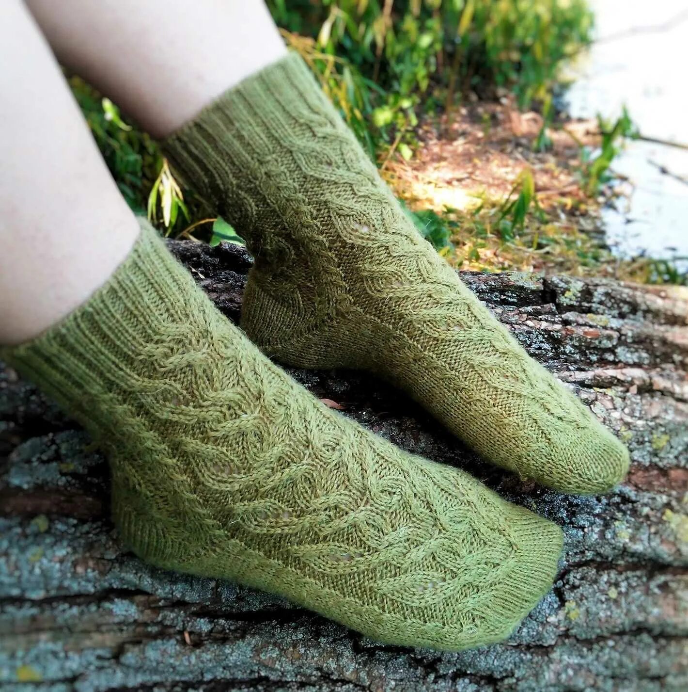 Вязаные носки спицами. Модели вязаных носок спицами. Вязаные носки. Вязаные ажурные носки. Красивые носочки спицами.