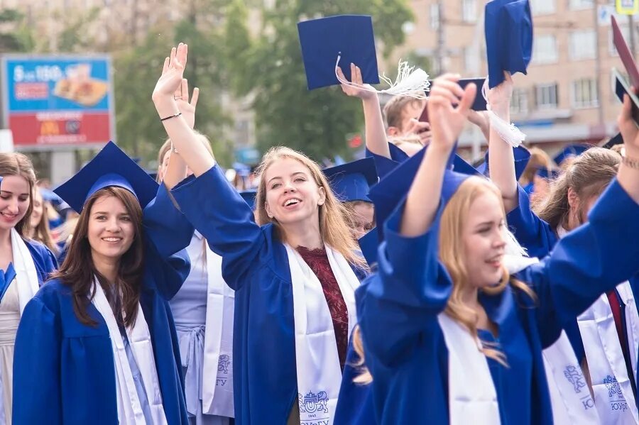 Волгу университет. Выбор куда пойти учиться. Куда пойти учиться в новгороде. Счастливые студенты. Куда пойти учиться в новгороде.