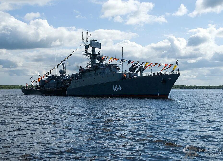 Архангельск парусник. Мпк онега северодвинск. Корабль в архангельске. Корабль в архангельске. Архангельск парад кораблей.
