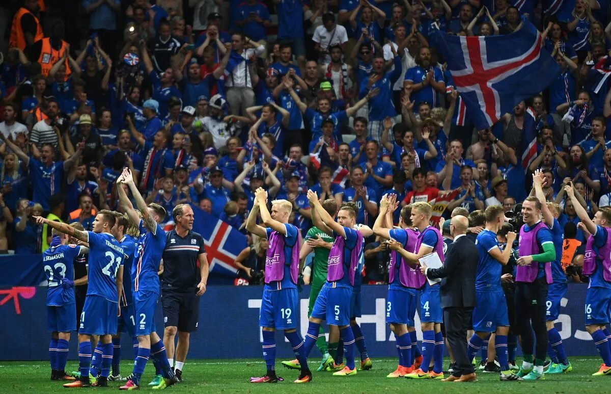 Исландия футбол сборная. Игра сборной Исландии. Стадион сборной Исландии по футболу. Исландские футболисты. Исландия чемпионат европы