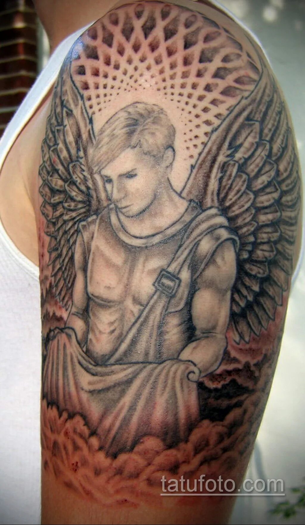 тату ангела на плече.