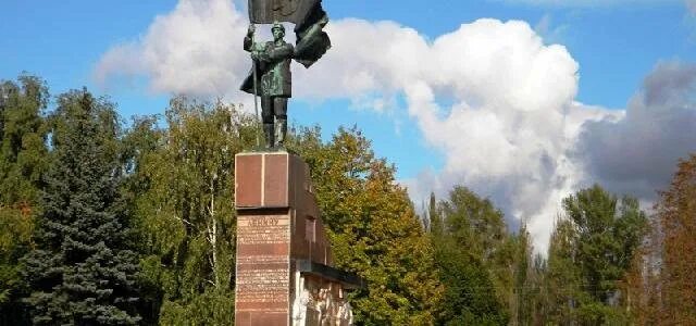 Новошахтинск шахтеры. Новошахтинск памятник шахтерам. памятники в новошахтинске. памятник шахтерскому труду антрацит. памятник шахтерам узловая.