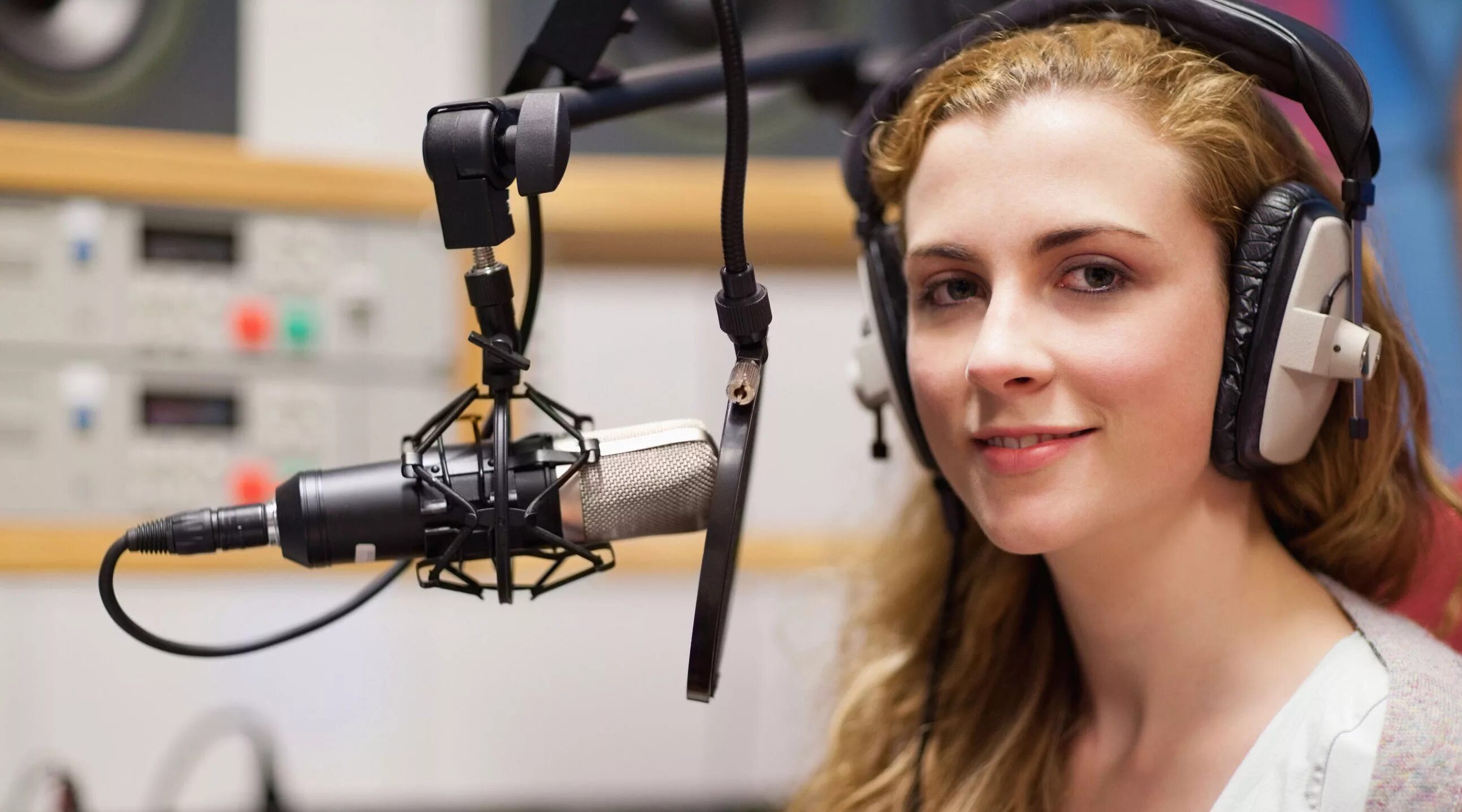 Поет в студии. Запись женского голоса. Человек с микрофоном. Девушка с микрофоном в студии. Поет в студии.