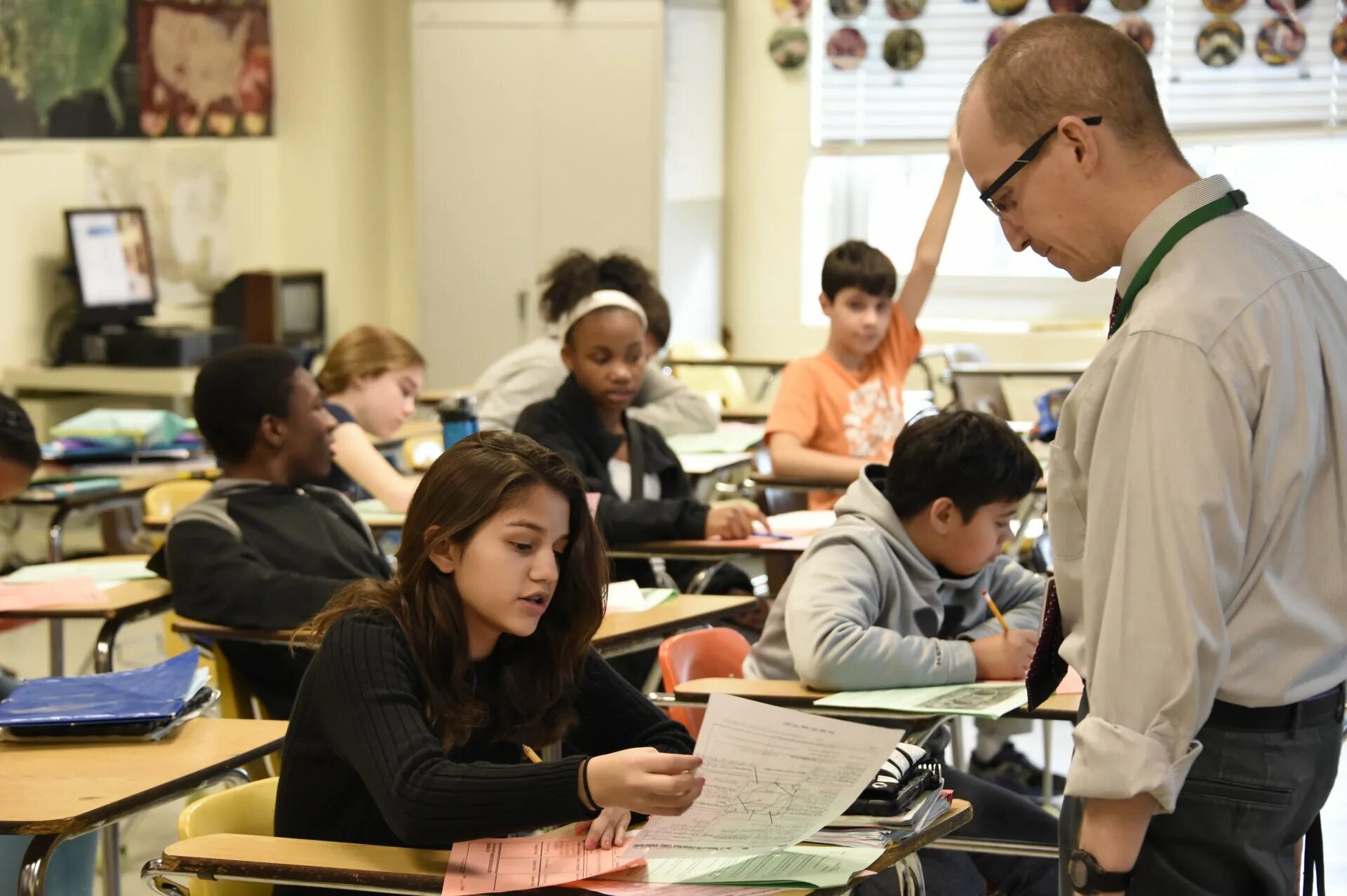 The teacher made the pupils. Педагогическое образование английский. Студенты в классе. Учитель за столом. Мастер класс для студентов.