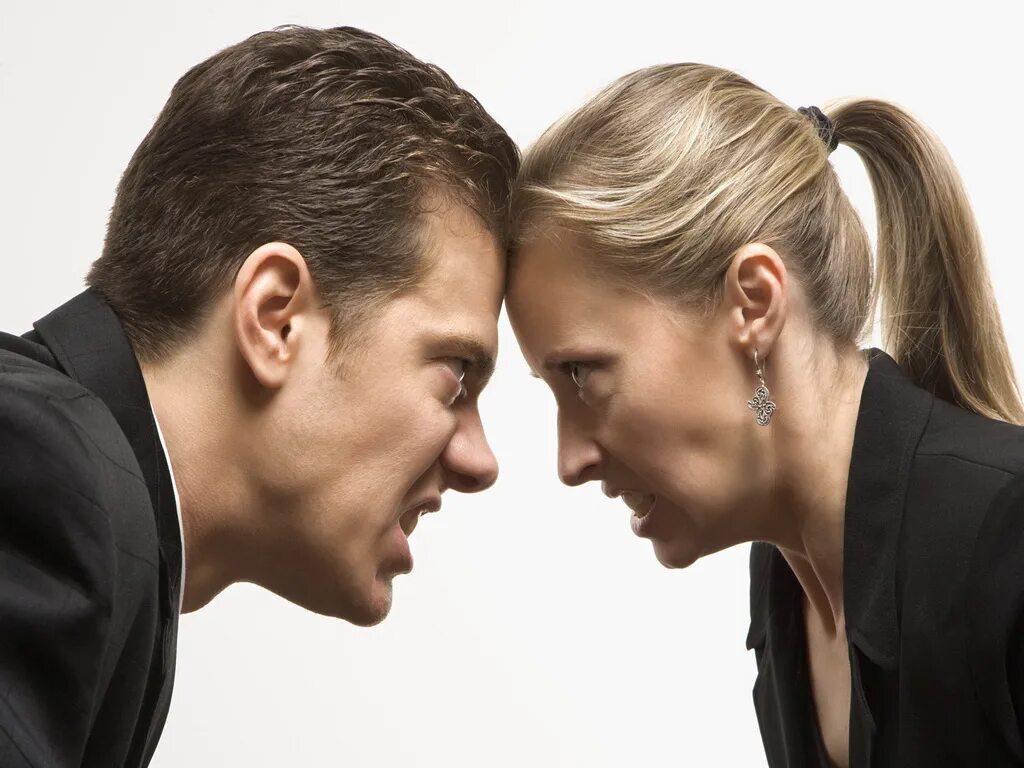 2 дамы и мужчина. Мужчина и женщина спорят. Соперничество мужчины и женщины. Спор между мужчиной и женщиной. Противостояние мужчины и женщины.