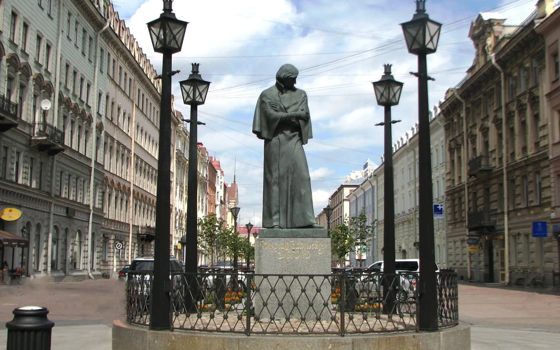 Жизнь н в гоголя в петербурге. Памятник Гоголю в Санкт-Петербурге. Памятник Гоголю малая Конюшенная. Памятник Гоголю СПБ. Памятник Гоголю на Гоголевском бульваре.