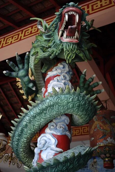 Дракон китайская кухня. Китайский дракон скульптура. Японский дракон скульптура. Китайский дракон храм. Китайцы дракон божество храм.
