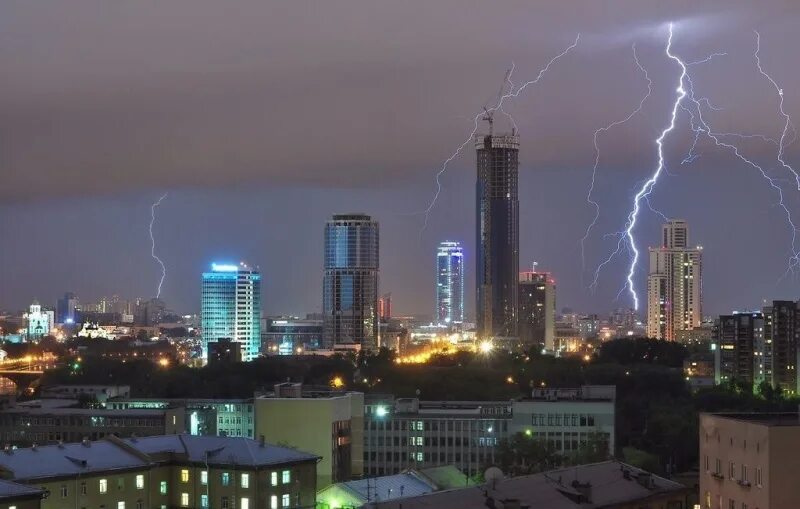 Молния екатеринбург. Гроза в екатеринбурге сейчас. Молния екатеринбург. Гроза над городом. Гроза в екатеринбурге сейчас.