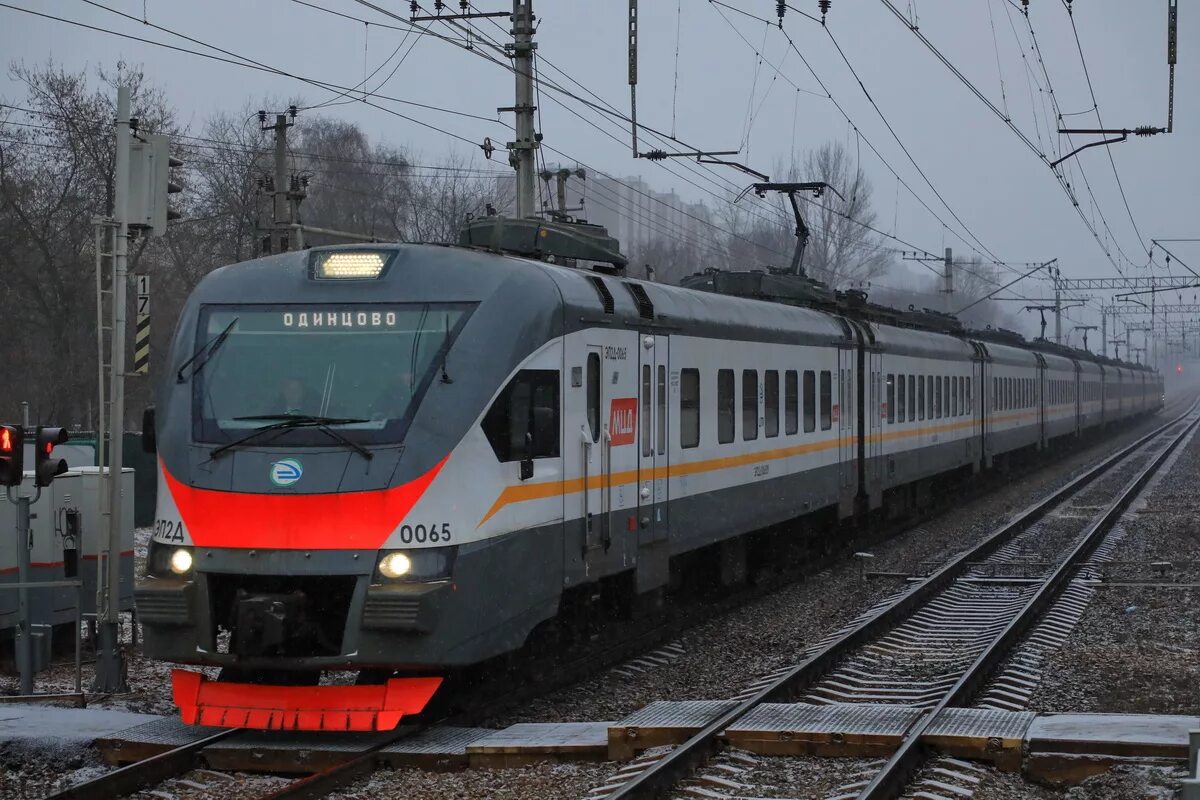 Поезд 066й москва тольятти. Платформа лесной городок. Поезд 065 москва кишинев. Поезд 79 москва кременчуг. Электричка эд9м модель.