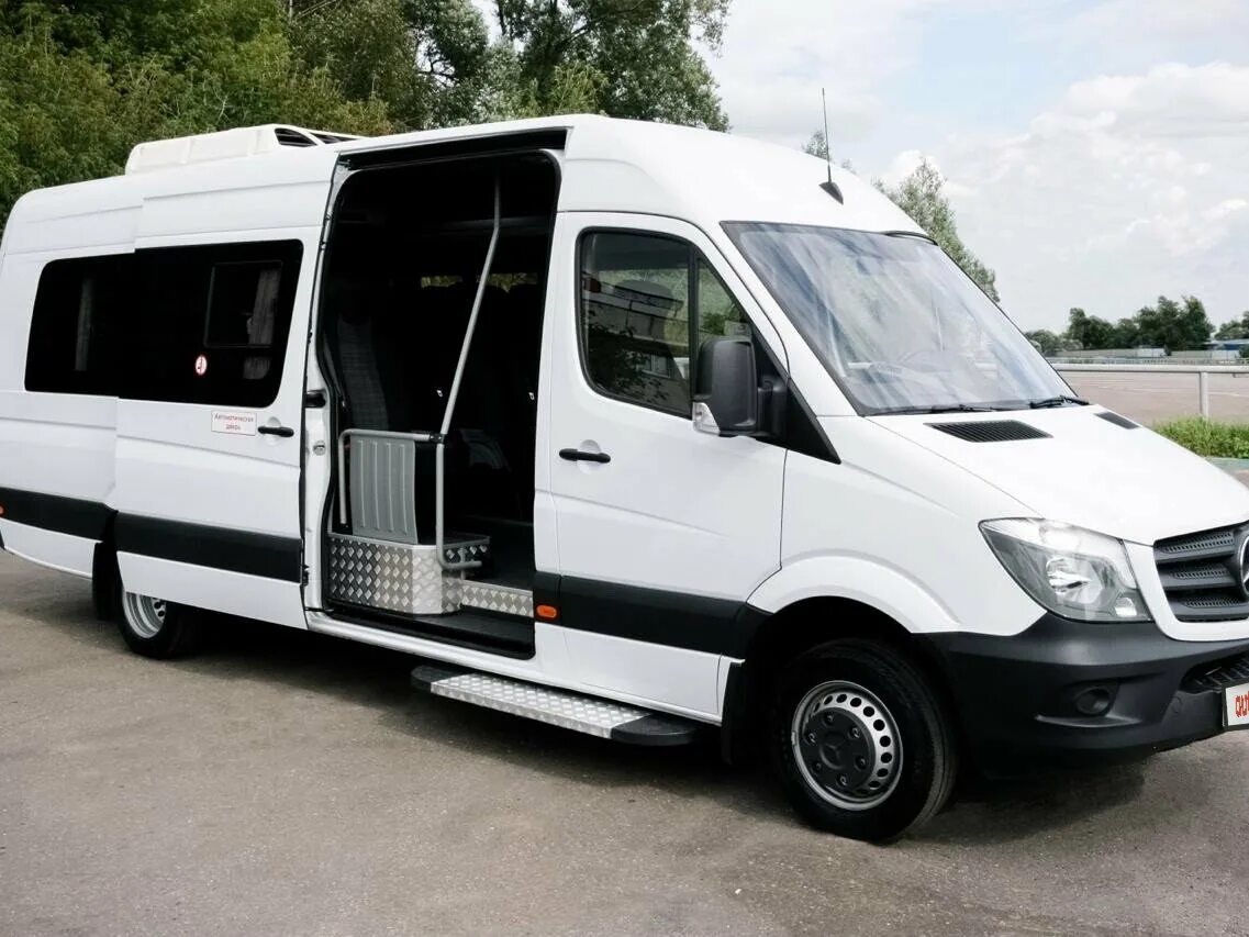 Микроавтобус мерседес спринтер белый. Белый микроавтобус. Белый микроавтобус. Mercedes-benz sprinter белый 2022. Микроавтобус мерседес спринтер белый.