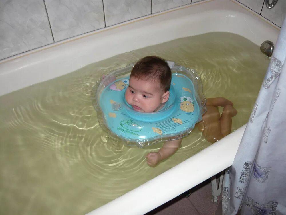 Круг для ванны для новорожденных. Купание ребенка с кругом на шее. Круг для малышей для купания в ванной. Круг для купания младенца в ванной. Купаться 3 месяц