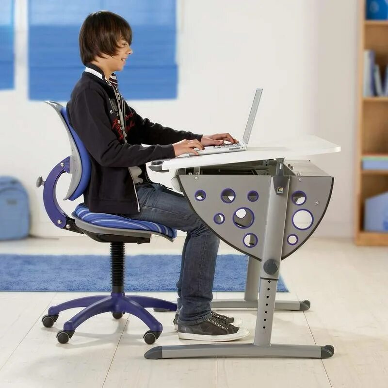 Изучение английского языка с помощью мультиков в школе. Компьютерные 7 лет. Подросток за компьютером. Подросток за компьютером. Компьютерные 7 лет.