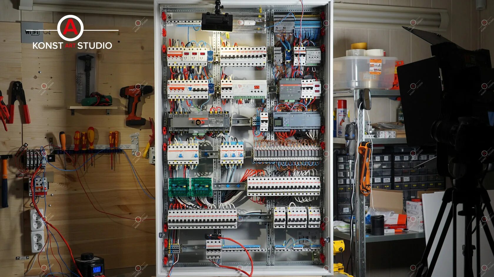 Работа сборка щитов. Электрощит с АВР. KONSTARTSTUDIO сборка щитов. Сборка электрощитов АВР. Стенд для сборки электрощитов.