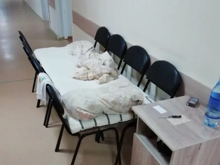 Как сделать кровать из стульев. Кровать из стульев. стулья в больнице. кровать в больнице. стул из кроватки.