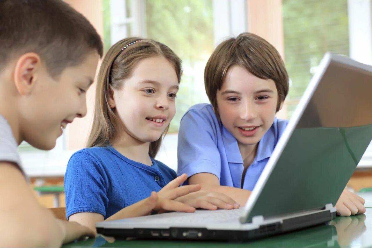 Ребенок за компьютером. Ученик за компьютером. Компьютер для школьника. Дети школьники.