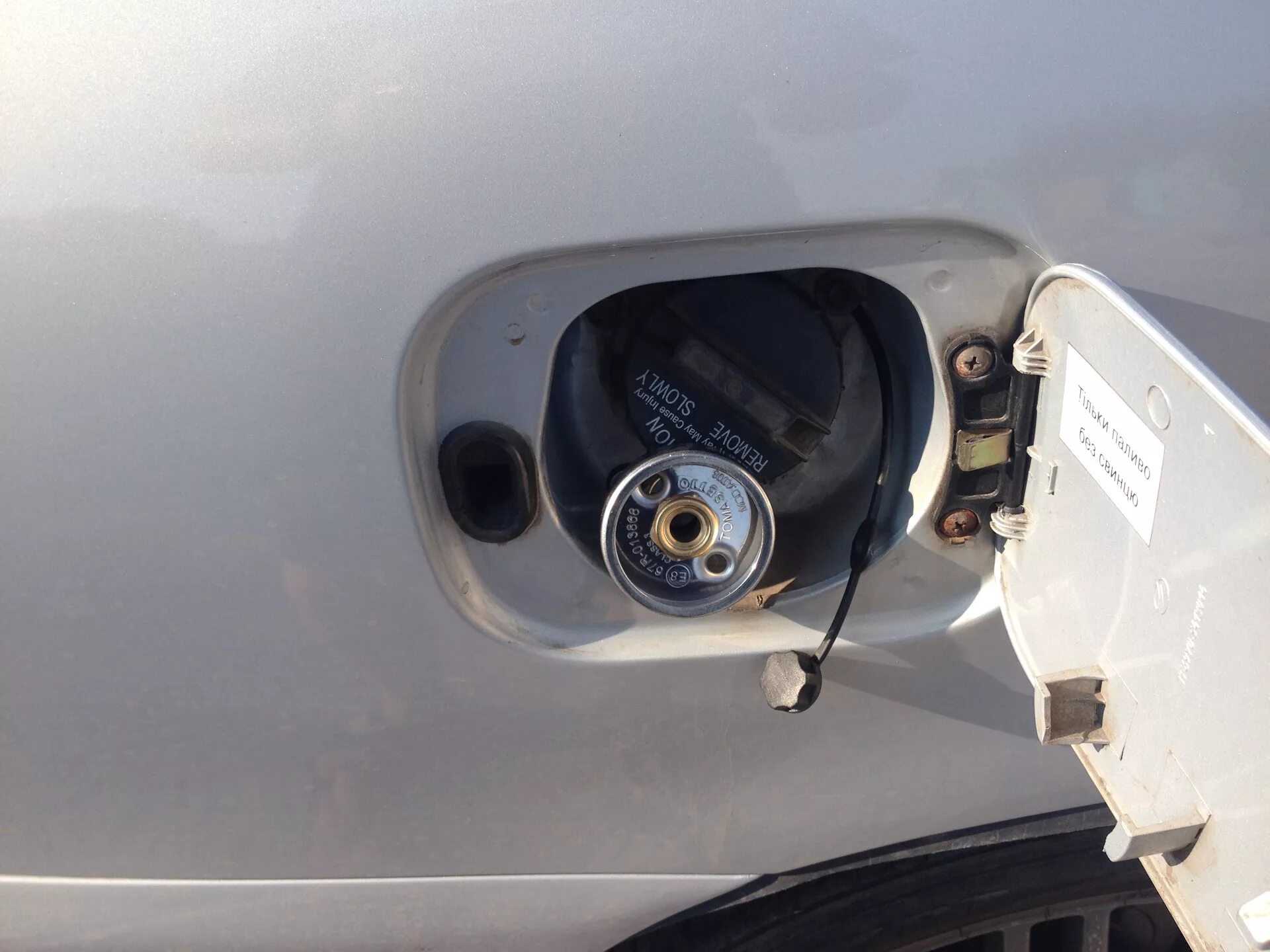 Лючок газового уаз 452. Хендай санта фе взу в лючок бензобака. Заправочный лючок. Хендай солярис взу в лючок бензобака. Chevrolet lanos 2006 люк бензобака.