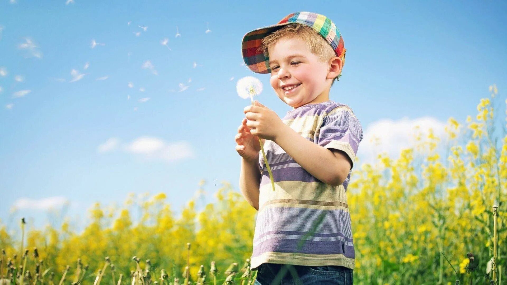 Been is a little boy. Радостные дети. Счастливый ребенок. Дети и природа. Радостный мальчик.