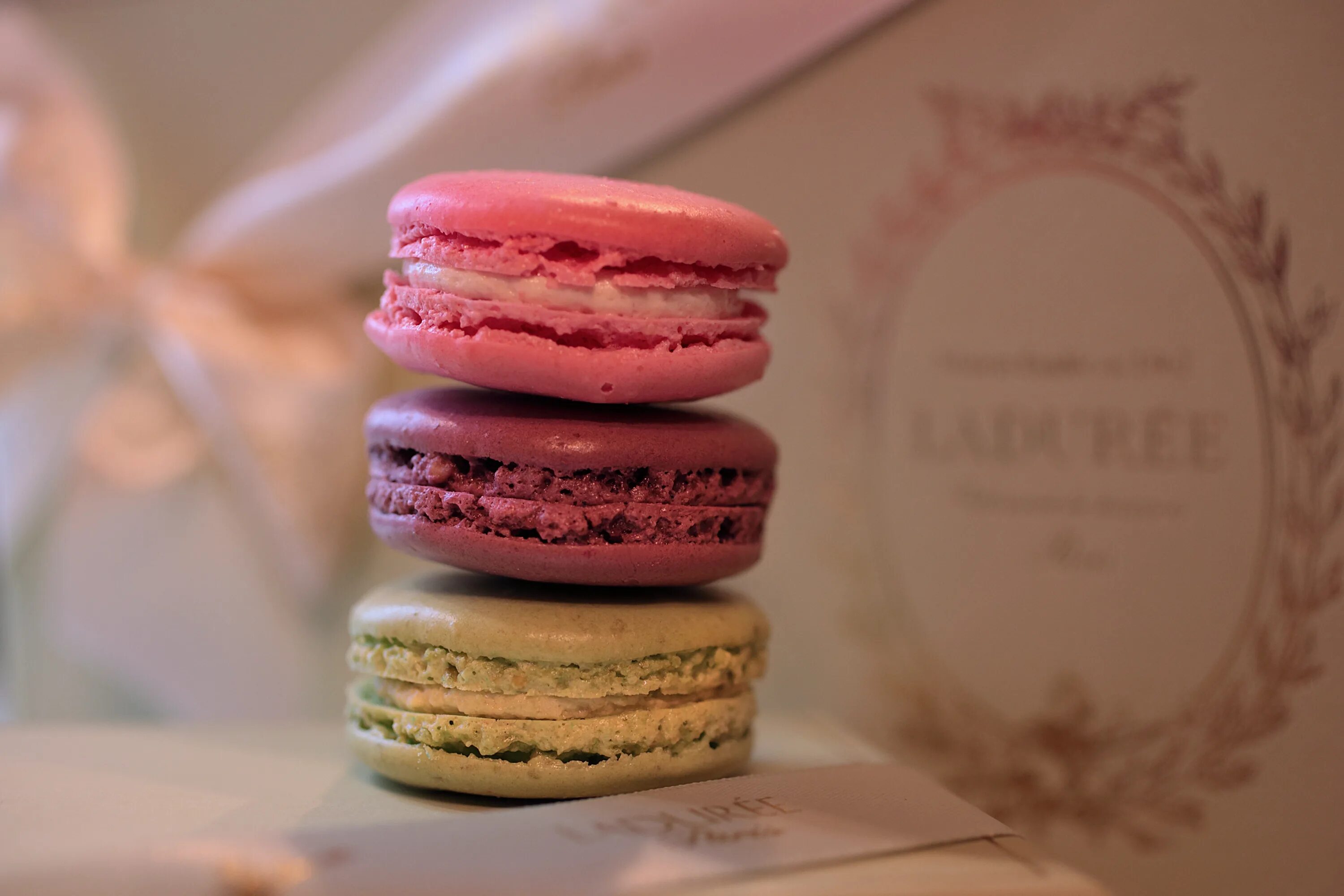 Макарон Laduree. Laduree Париж. Макаруны Ladurée. Laduree Париж десерт.