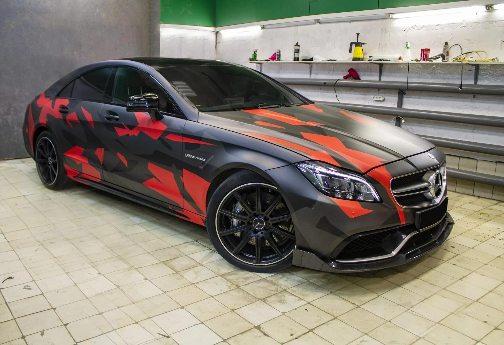 Оклейка бронепленкой автомобиля by tuning. CLS 63 AMG винил. Винил на Mercedes-Benz cls63 AMG. Мерседес CLS 63 AMG винил. Mercedes CLS 63 винилы.