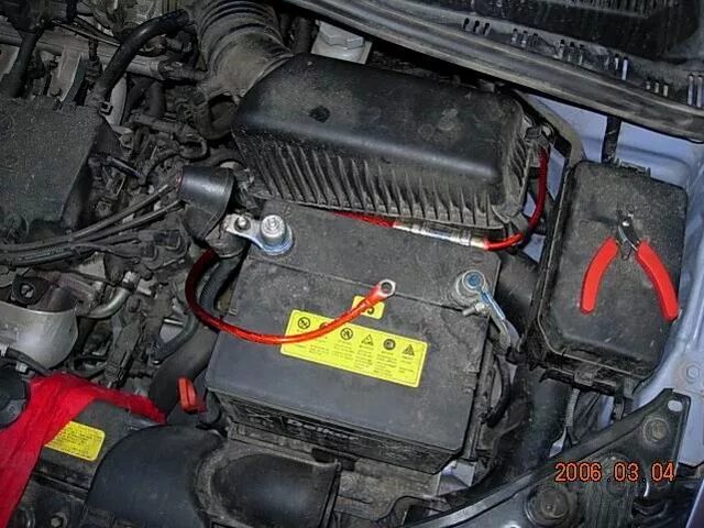 Масса гетц. Hyundai elantra 2005 под капотом. hyundai getz под капотом. провод массы гетц. hyundai accent дополнительная масса на аккумулятор на двигатель.
