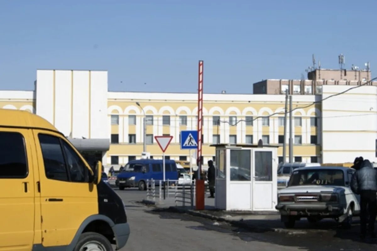 Жд вокзал оренбург газели. Железнодорожный вокзал оренбург. Оренбургский железнодорожный вокзал. Жд вокзал оренбург привокзальная площадь. Вокзал оренбург, оренбург.