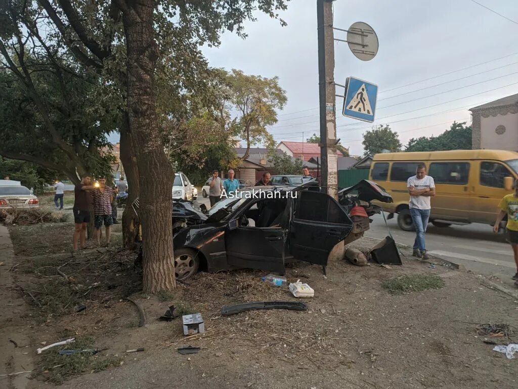 Что случилось сегодня в астрахани. Моздокская авария Астрахань. Авария Астрахань Мерседес.