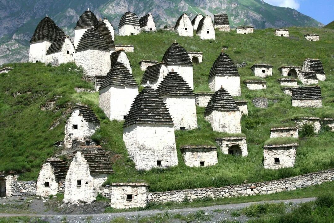 Домики в осетии. Даргавс город мертвых. Некрополь в с. Даргавс "город мертвых". Некрополь Даргавс. Северная Осетия.