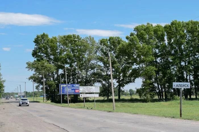 Алейск алтайский край численность населения. Мемориал г алейск. Мемориал славы алейск. Алейск алтайский край вокзал. Население алтайский край город алейск.