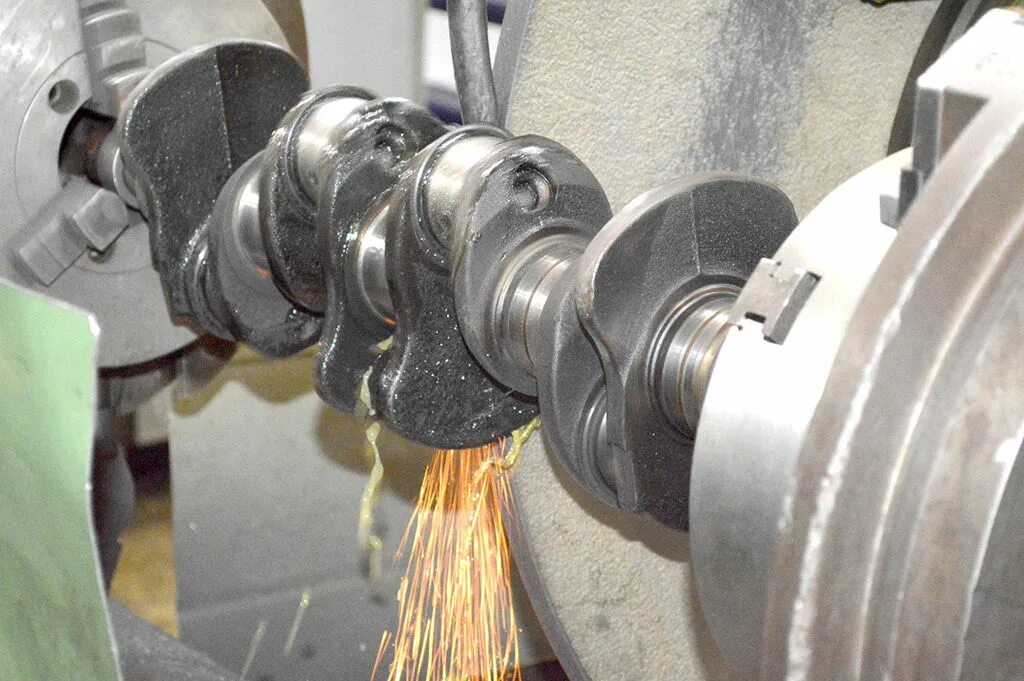 Расточка шлифовка. Расточка шлифовка. Шлифовка коленвала 3у142. Шлифование шеек коленвала. Проточка шатунных шеек коленвала.