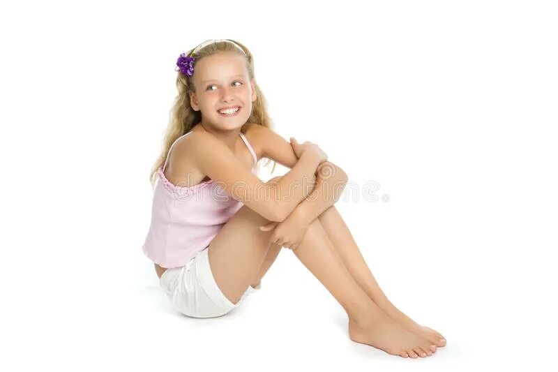 Маленькаяднаочка с раздвинутыми ногами. Маленькаяднаочка с раздвинутыми ногами. Мсленькиедевочкироздвигаютноги. Девочки 10 лет в купальниках возле бассейна. Дети девочки раздвинули.