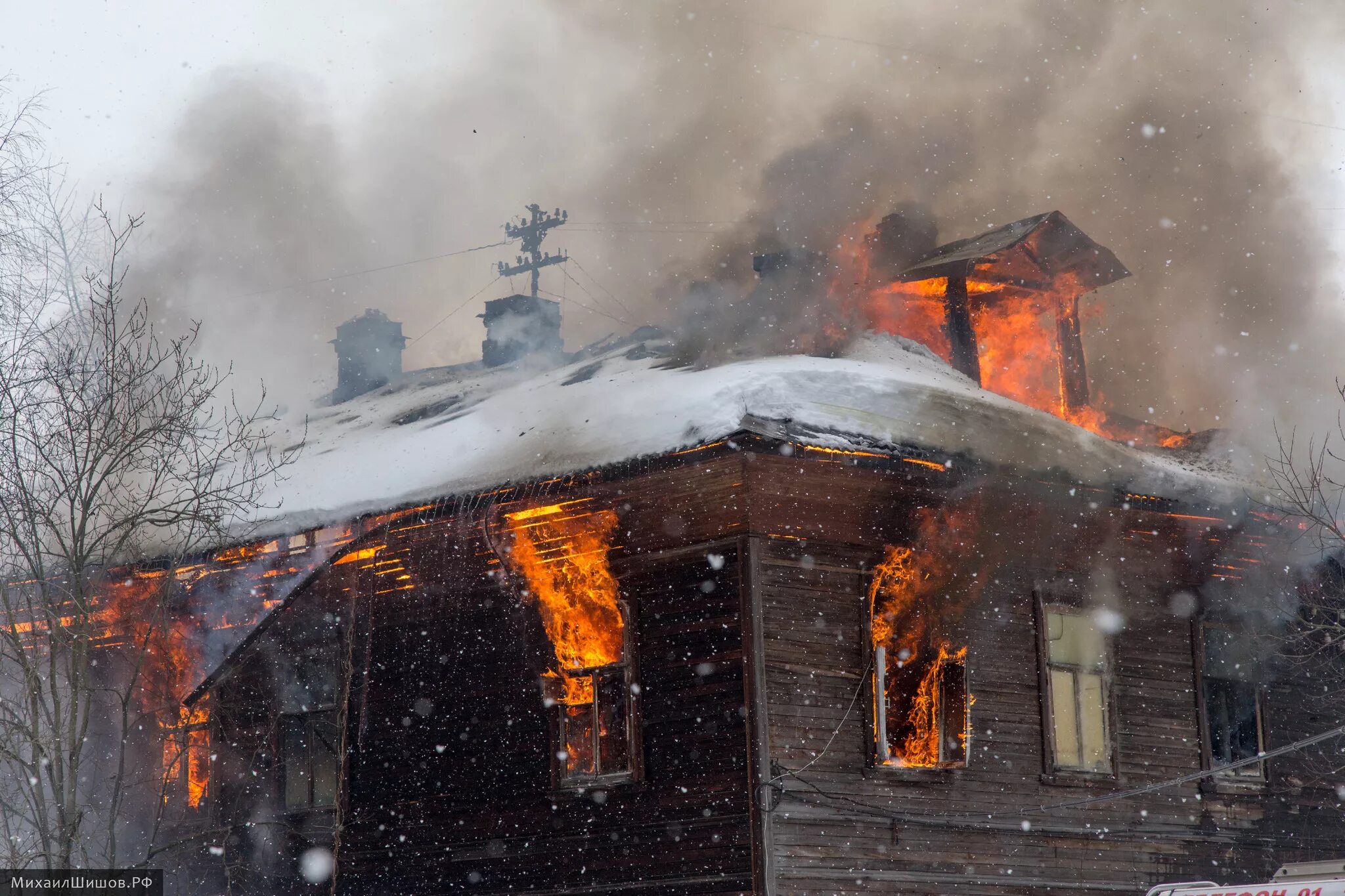 На какой улице горит дом. Сгоревшие дома. Дом горит. Сгоревший деревянный дом зима.