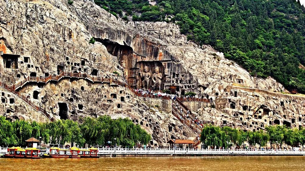 Гроты лунмэнь китай. Пещеры лунмэнь (драконовы ворота). Скальные храмы лунмэнь. Лунмэнь лоян. Лоян.