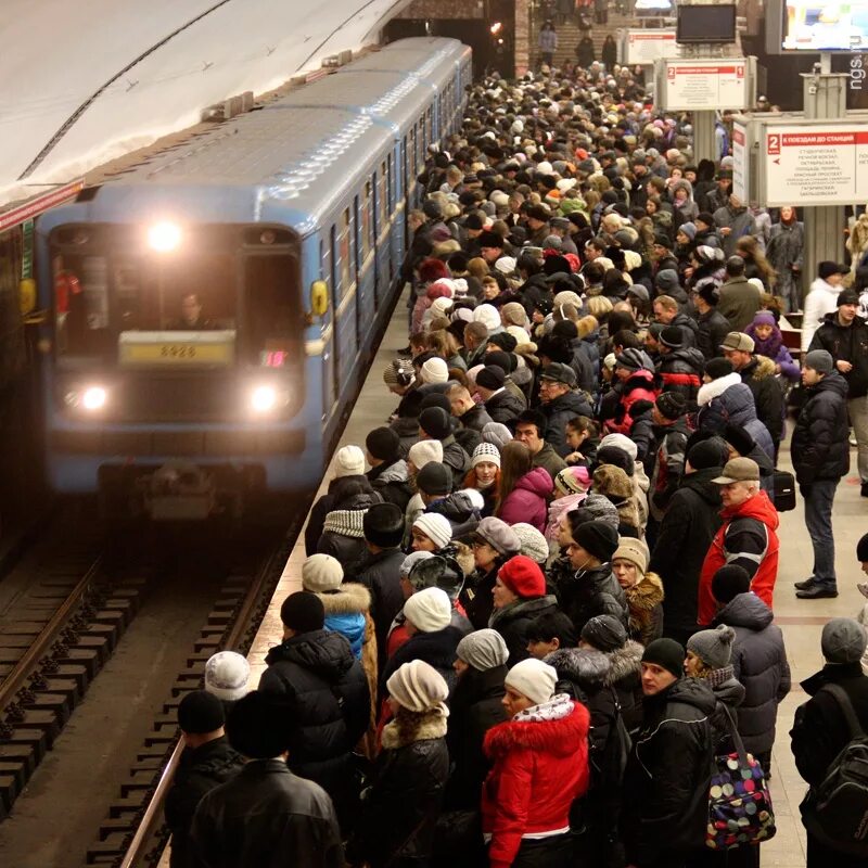 Сколько пассажиров в метро. Давка в метро Новосибирск. Метро Новосибирск час пик. Новосибирск метро Маркса час пик. Толпа на станции метро.